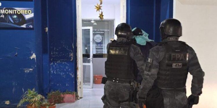 Peluquero y delivery detenidos por comercialización de estupefacientes en Las Varillas