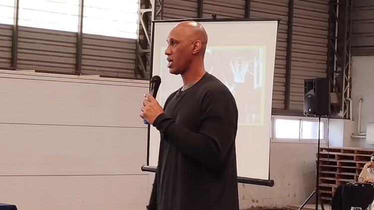 El ex basquetbolista Donald Jones brindó charlas motivacionales en nuestra ciudad