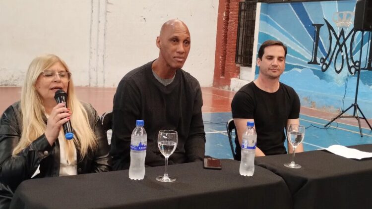 El ex basquetbolista Donald Jones brindó charlas motivacionales en nuestra ciudad