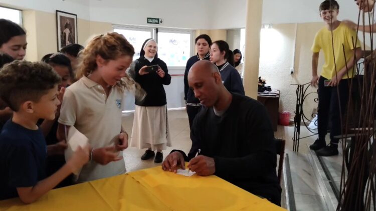 El ex basquetbolista Donald Jones brindó charlas motivacionales en nuestra ciudad