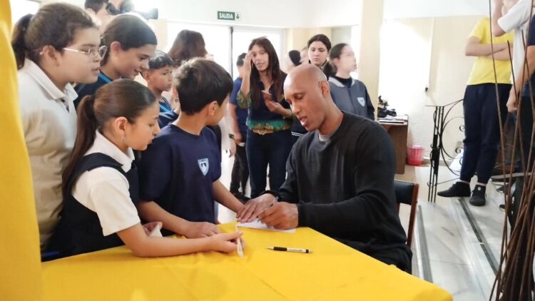 El ex basquetbolista Donald Jones brindó charlas motivacionales en nuestra ciudad