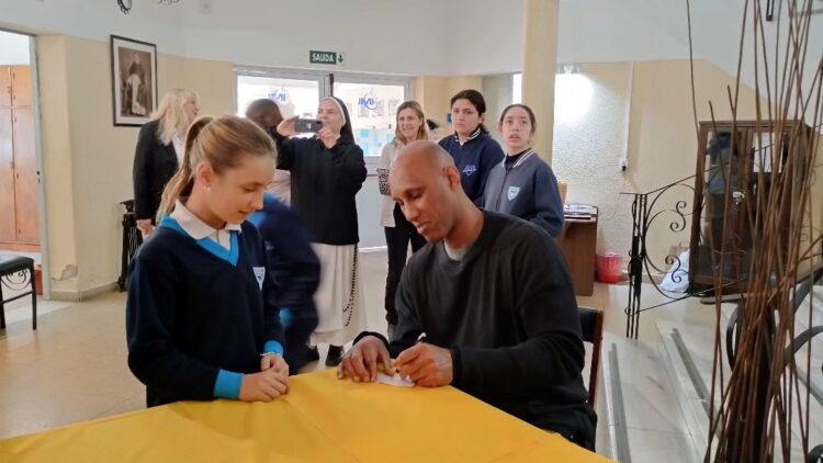 El ex basquetbolista Donald Jones brindó charlas motivacionales en nuestra ciudad