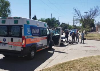 Accidente de tránsito en la intersección de calles Bombero Cuggino y 9 de Julio