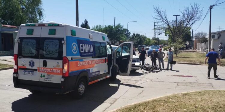 Accidente de tránsito en la intersección de calles Bombero Cuggino y 9 de Julio