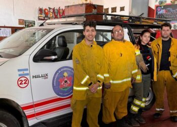 Bomberos locales combaten los incendios en Yacanto