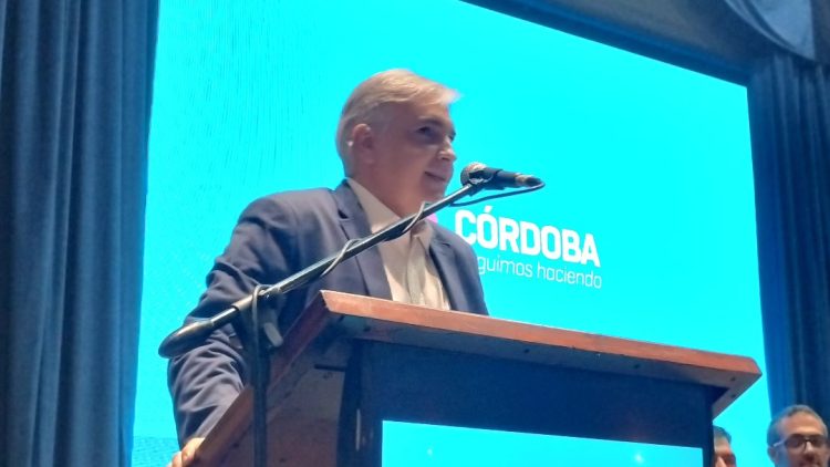 Visita de Llaryora y Calvo: Sede de la UPC, netbooks, escrituras de viviendas y dinero para obras