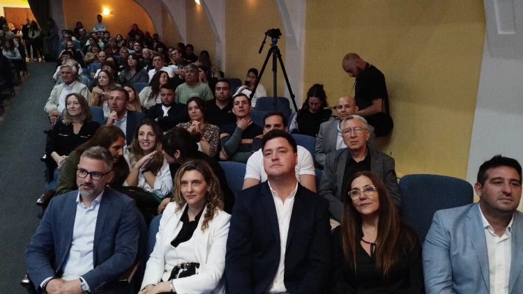 Visita de Llaryora y Calvo: Sede de la UPC, netbooks, escrituras de viviendas y dinero para obras