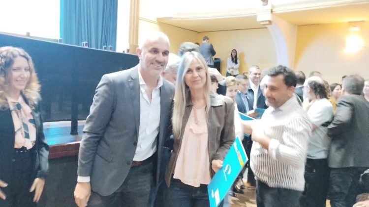 Visita de Llaryora y Calvo: Sede de la UPC, netbooks, escrituras de viviendas y dinero para obras