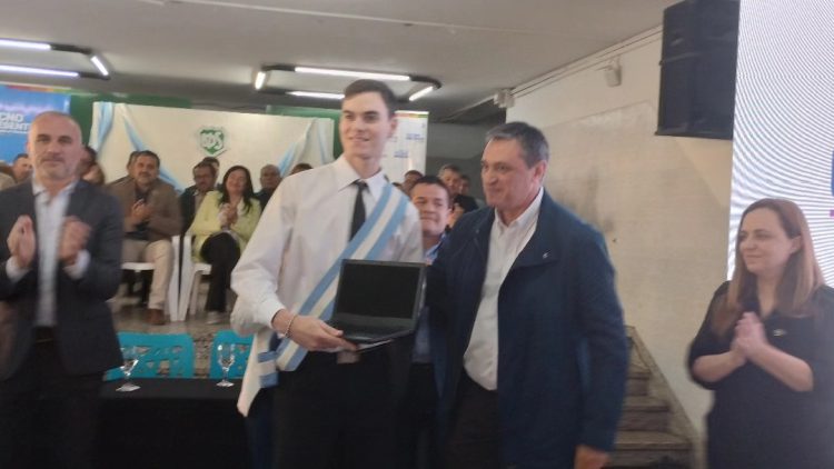 Visita de Llaryora y Calvo: Sede de la UPC, netbooks, escrituras de viviendas y dinero para obras