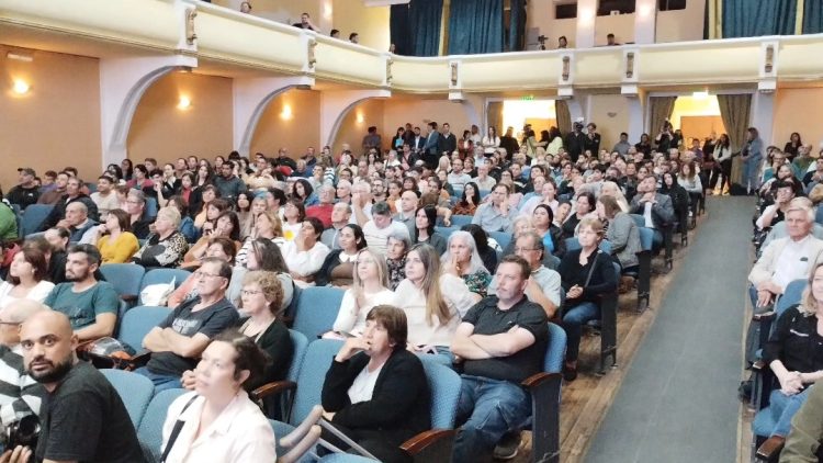 Visita de Llaryora y Calvo: Sede de la UPC, netbooks, escrituras de viviendas y dinero para obras