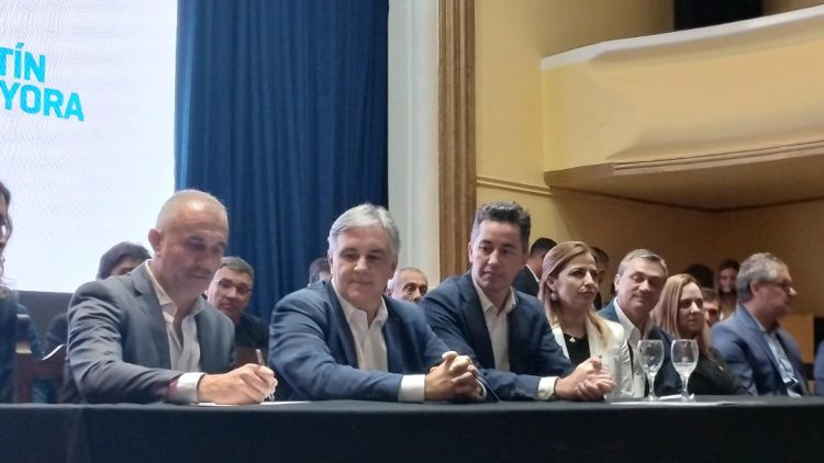 Visita de Llaryora y Calvo: Sede de la UPC, netbooks, escrituras de viviendas y dinero para obras