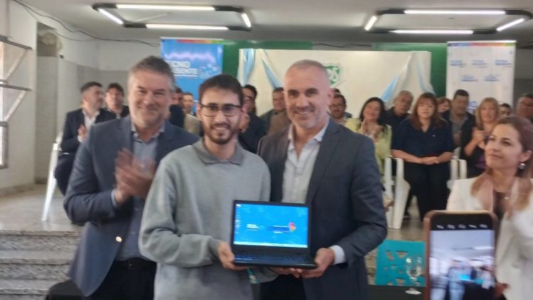 Visita de Llaryora y Calvo: Sede de la UPC, netbooks, escrituras de viviendas y dinero para obras