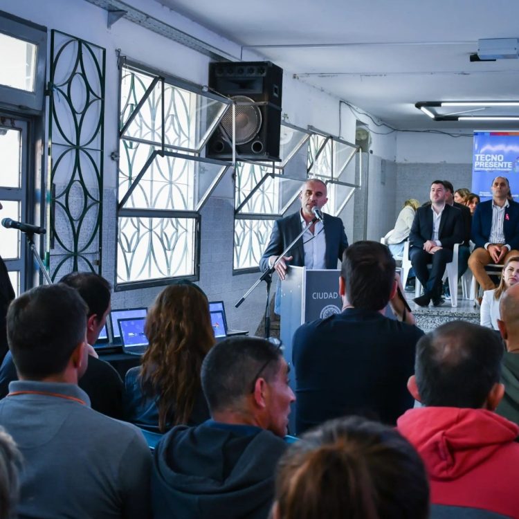 Visita de Llaryora y Calvo: Sede de la UPC, netbooks, escrituras de viviendas y dinero para obras