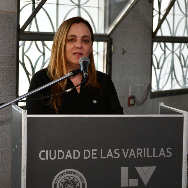 Visita de Llaryora y Calvo: Sede de la UPC, netbooks, escrituras de viviendas y dinero para obras