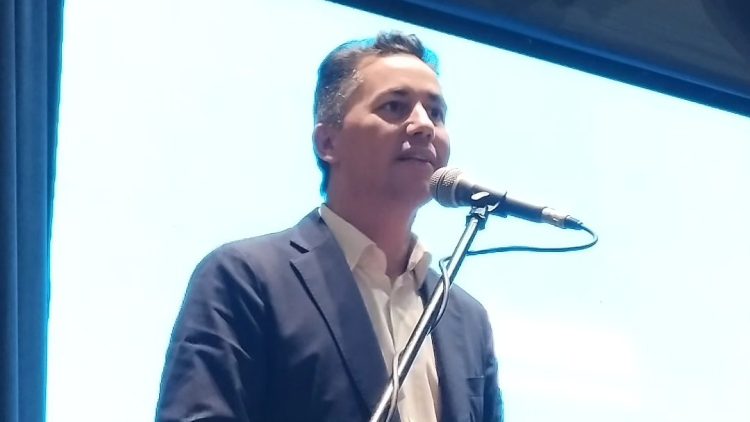 Visita de Llaryora y Calvo: Sede de la UPC, netbooks, escrituras de viviendas y dinero para obras