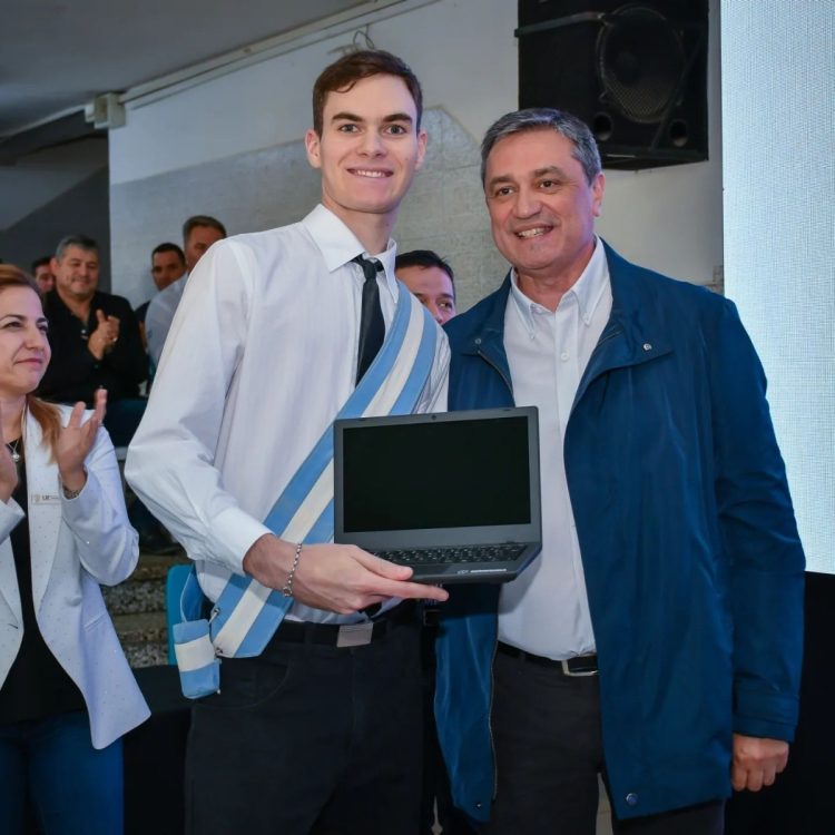 Visita de Llaryora y Calvo: Sede de la UPC, netbooks, escrituras de viviendas y dinero para obras