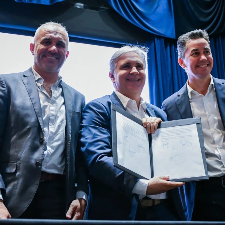 Visita de Llaryora y Calvo: Sede de la UPC, netbooks, escrituras de viviendas y dinero para obras