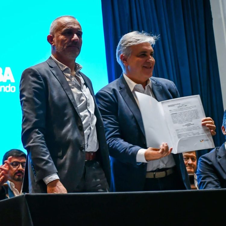 Visita de Llaryora y Calvo: Sede de la UPC, netbooks, escrituras de viviendas y dinero para obras