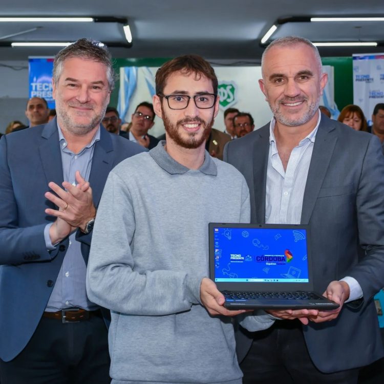 Visita de Llaryora y Calvo: Sede de la UPC, netbooks, escrituras de viviendas y dinero para obras