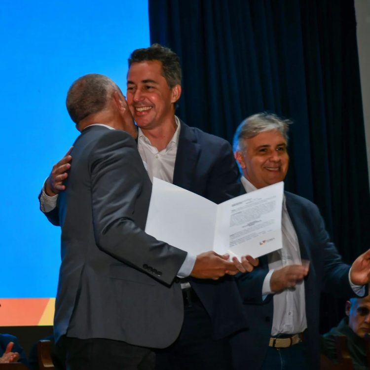 Visita de Llaryora y Calvo: Sede de la UPC, netbooks, escrituras de viviendas y dinero para obras