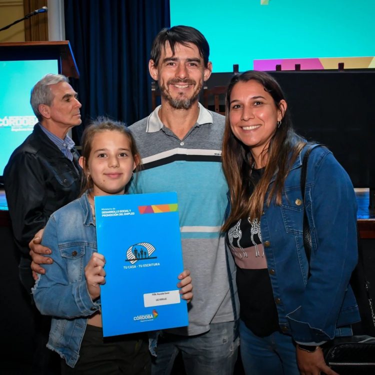 Visita de Llaryora y Calvo: Sede de la UPC, netbooks, escrituras de viviendas y dinero para obras