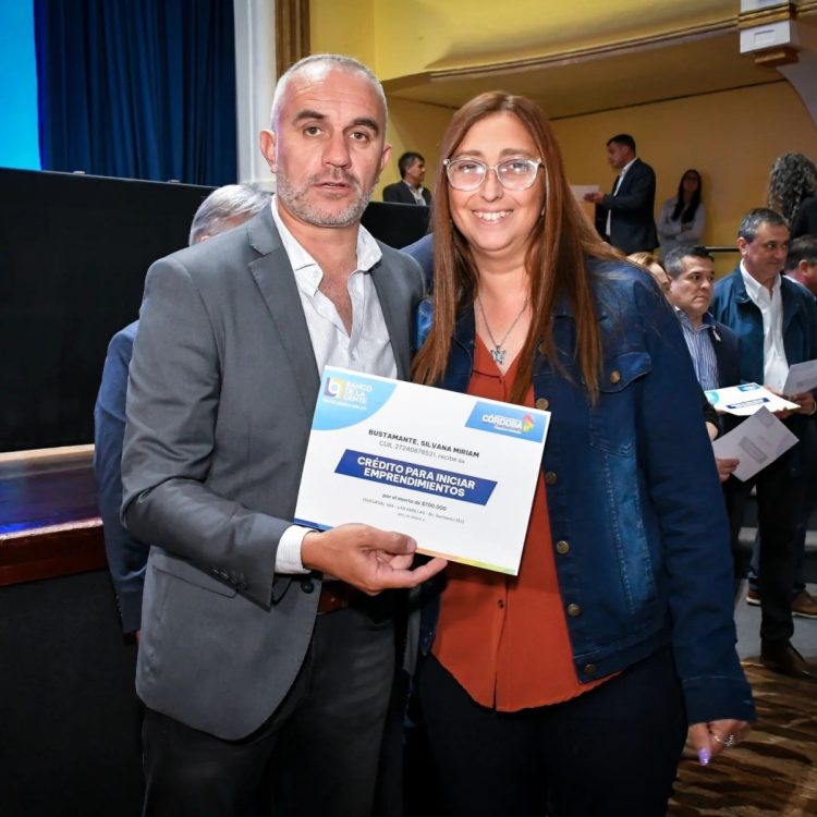 Visita de Llaryora y Calvo: Sede de la UPC, netbooks, escrituras de viviendas y dinero para obras