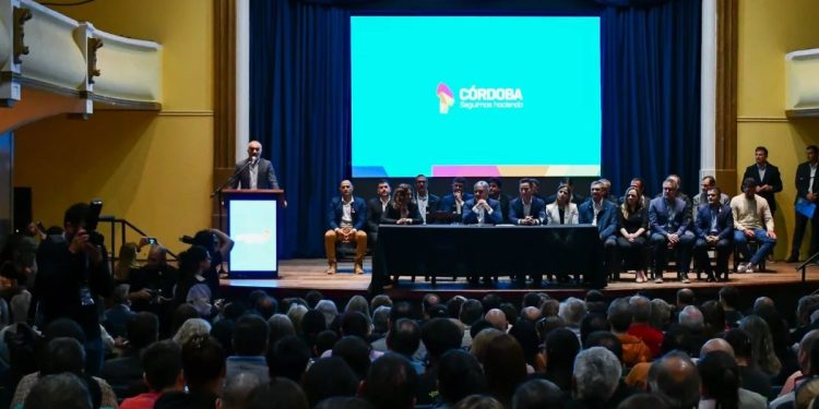 Visita de Llaryora y Calvo: Sede de la UPC, netbooks, escrituras de viviendas y dinero para obras