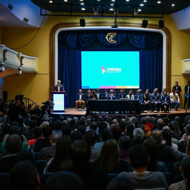 Visita de Llaryora y Calvo: Sede de la UPC, netbooks, escrituras de viviendas y dinero para obras