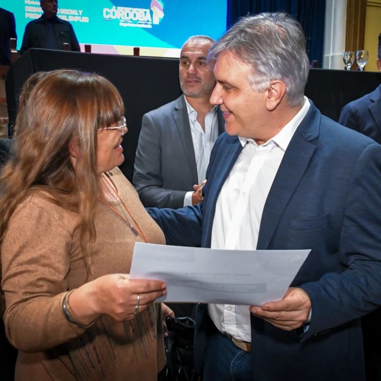 Visita de Llaryora y Calvo: Sede de la UPC, netbooks, escrituras de viviendas y dinero para obras