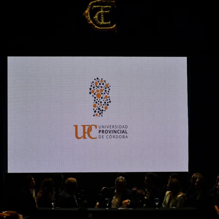 Visita de Llaryora y Calvo: Sede de la UPC, netbooks, escrituras de viviendas y dinero para obras