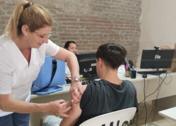 Más de 50 jóvenes se vacunaron contra el dengue