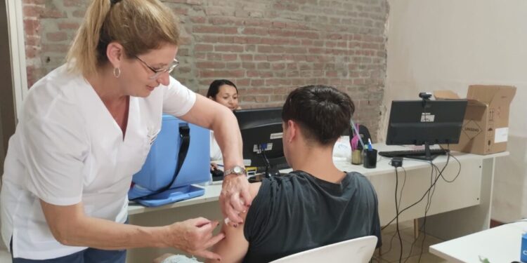 Más de 50 jóvenes se vacunaron contra el dengue