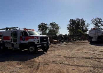 Bomberos sofocaron incendio en depósito de chatarra