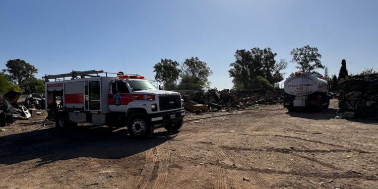 Bomberos sofocaron incendio en depósito de chatarra