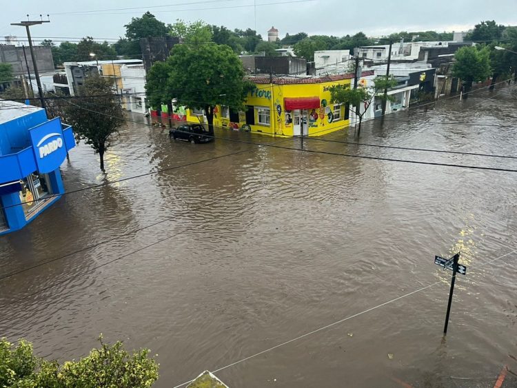 Postales de Las Varillas bajo el agua: 130 milímetros caídos complicaron a la ciudad