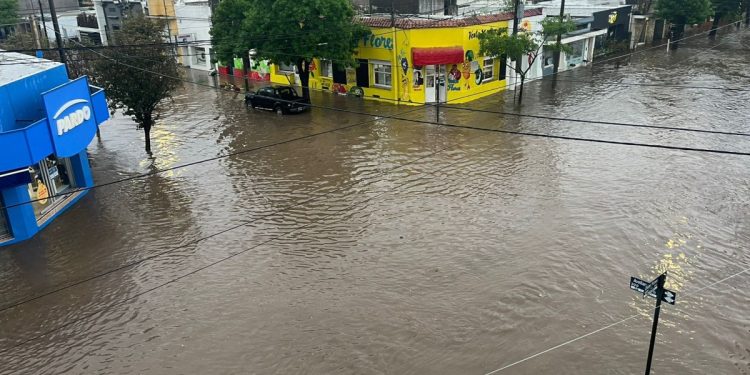 Lluvia torrencial con más de 127 milímetros caídos causó anegamientos en toda la ciudad