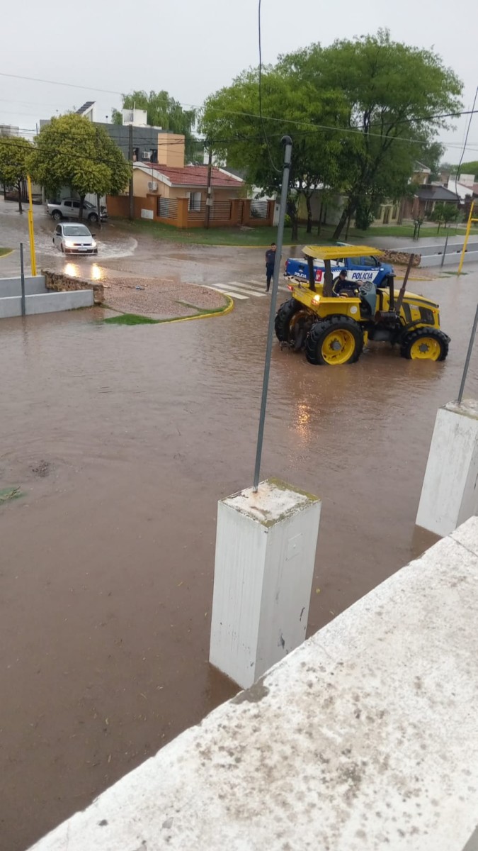 Postales de Las Varillas bajo el agua: 130 milímetros caídos complicaron a la ciudad
