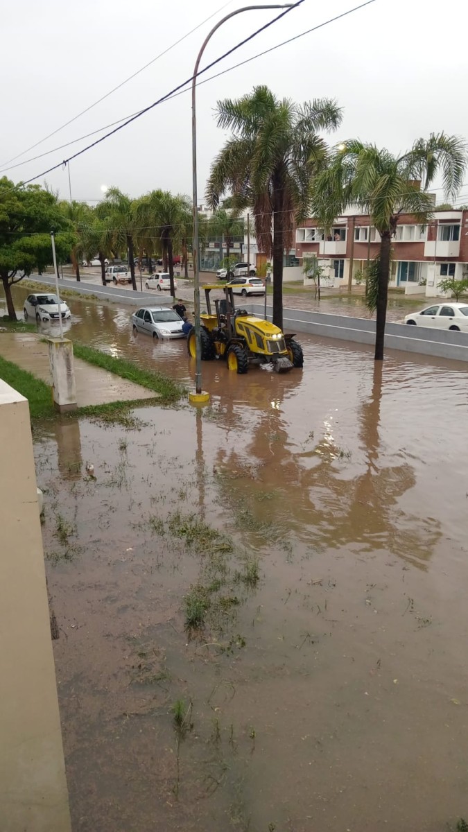 Postales de Las Varillas bajo el agua: 130 milímetros caídos complicaron a la ciudad
