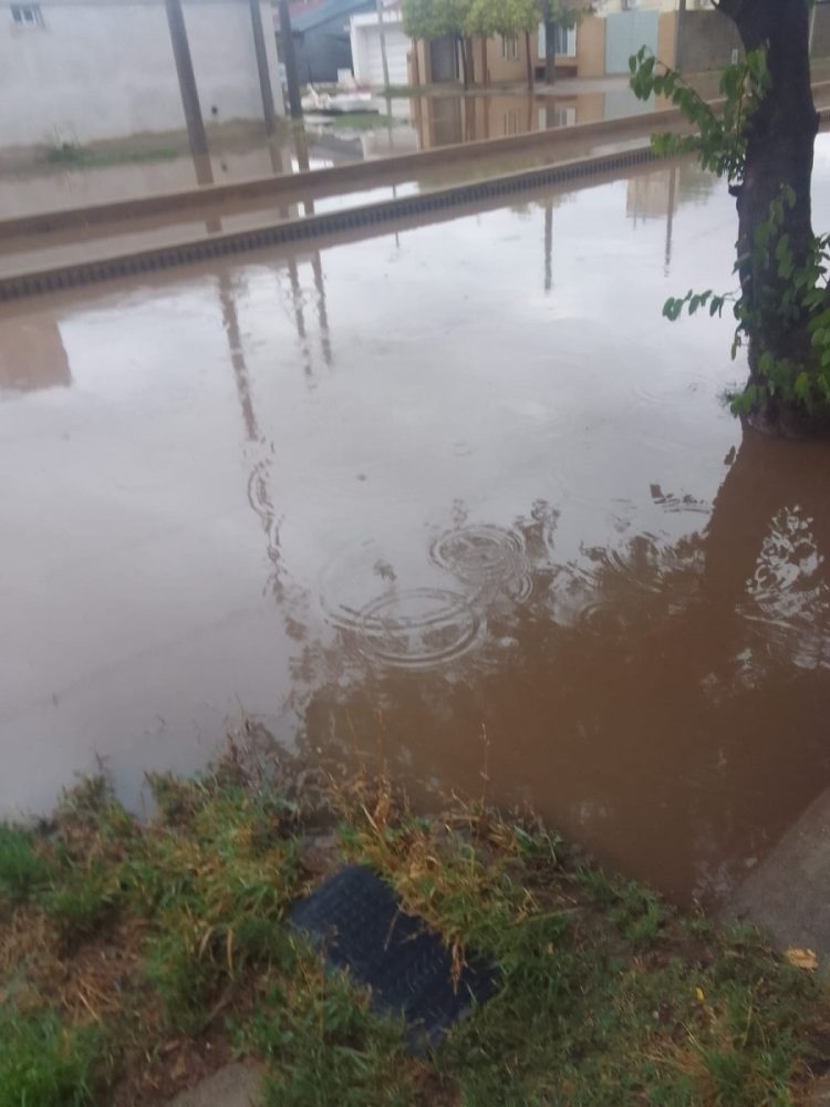 Postales de Las Varillas bajo el agua: 130 milímetros caídos complicaron a la ciudad