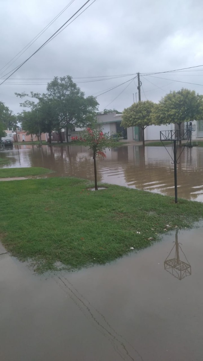 Postales de Las Varillas bajo el agua: 130 milímetros caídos complicaron a la ciudad