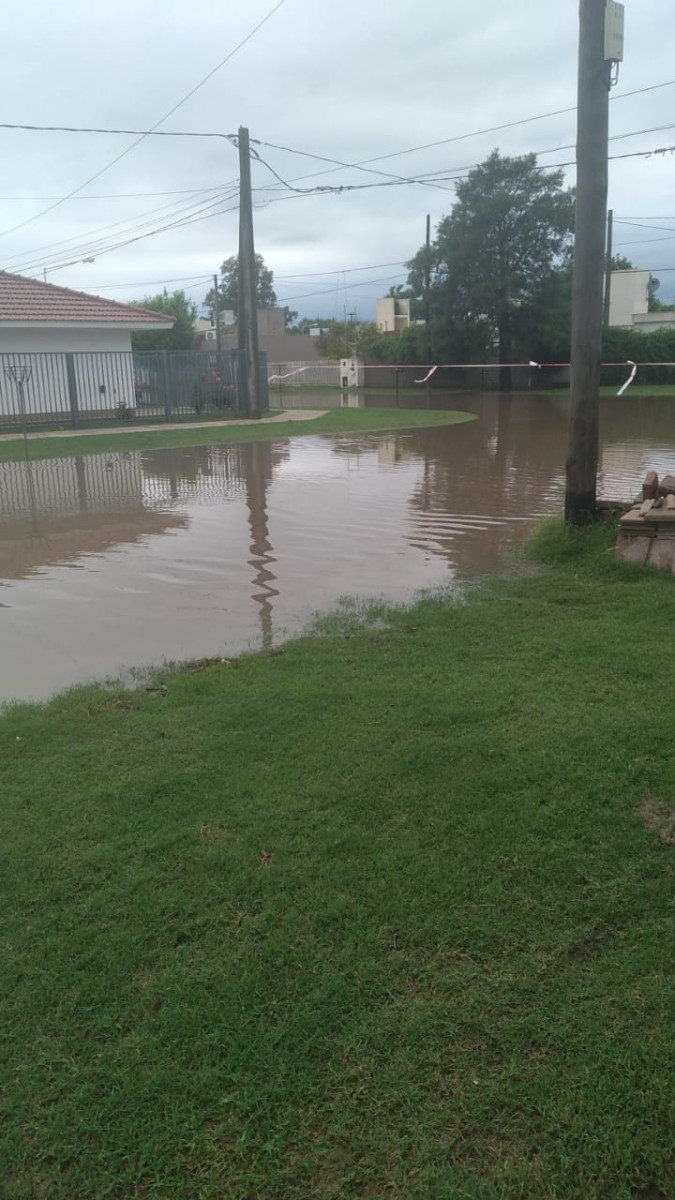 Postales de Las Varillas bajo el agua: 130 milímetros caídos complicaron a la ciudad