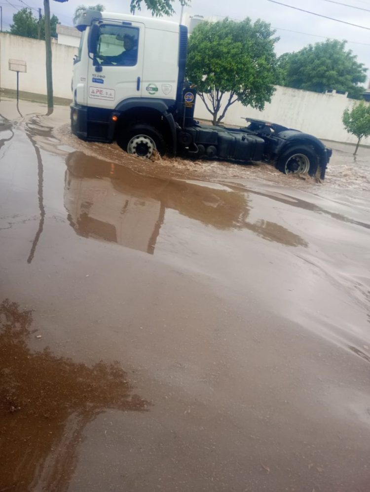 Postales de Las Varillas bajo el agua: 130 milímetros caídos complicaron a la ciudad