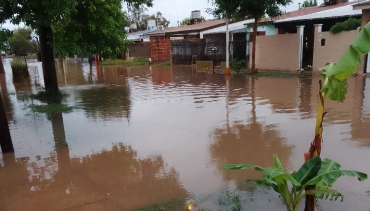Postales de Las Varillas bajo el agua: 130 milímetros caídos complicaron a la ciudad