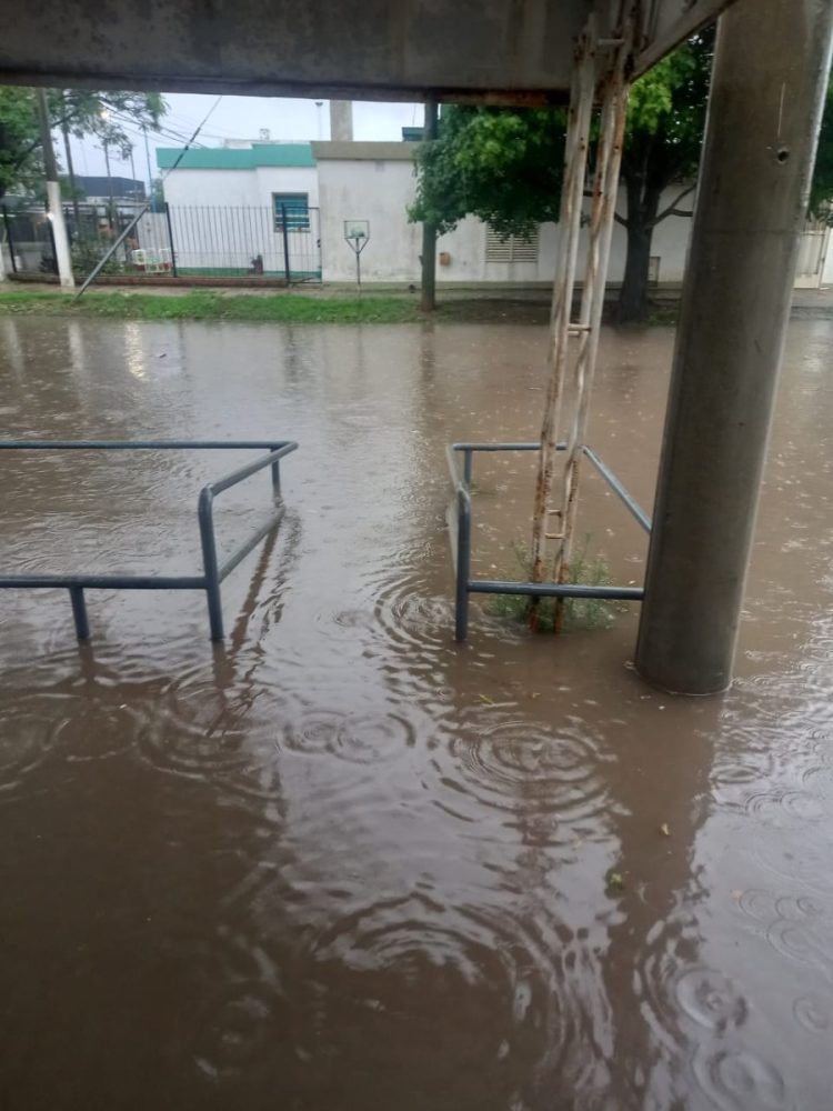Postales de Las Varillas bajo el agua: 130 milímetros caídos complicaron a la ciudad