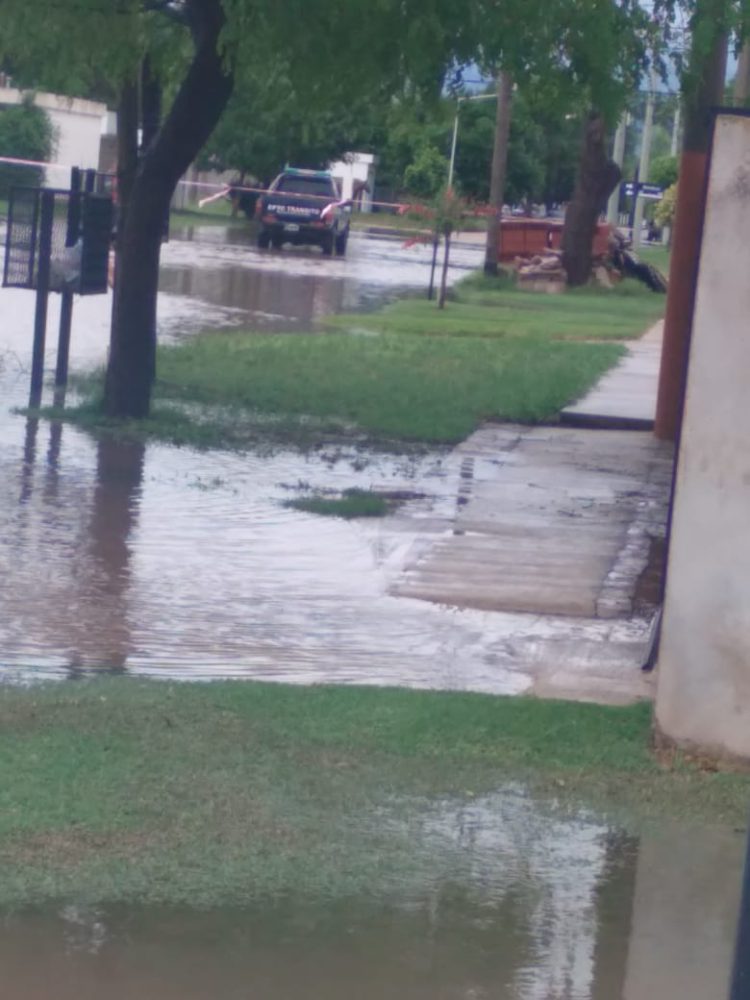 Postales de Las Varillas bajo el agua: 130 milímetros caídos complicaron a la ciudad