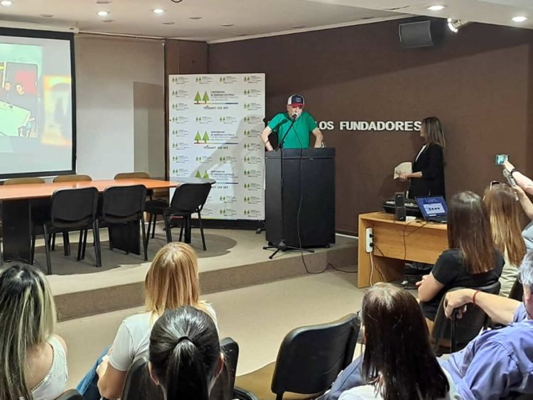 El periodista José Ricardo Mana obtuvo su jubilación y fue homenajeado