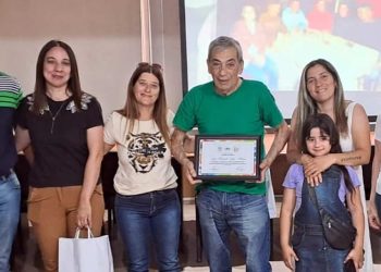 El periodista José Ricardo Mana obtuvo su jubilación y fue homenajeado