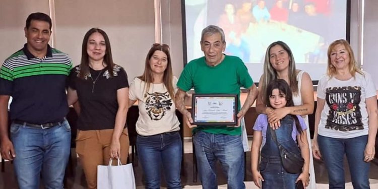 El periodista José Ricardo Mana obtuvo su jubilación y fue homenajeado