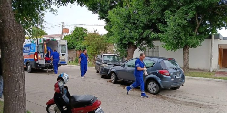 Dos autos chocaron en Maipú y 9 de Julio