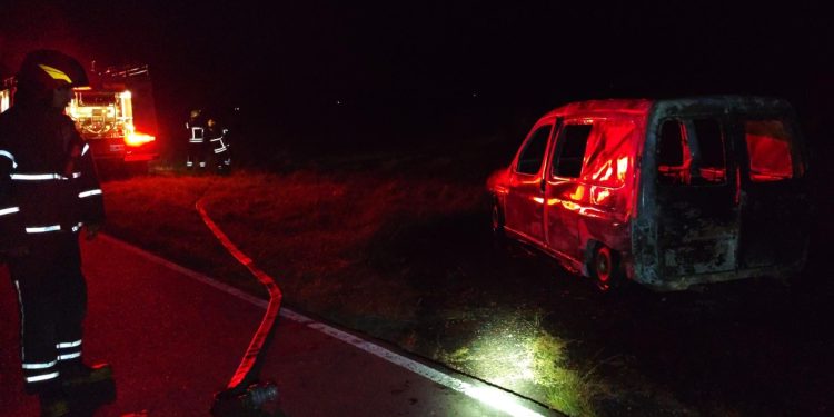 Incendio de vehículo en Ruta 3